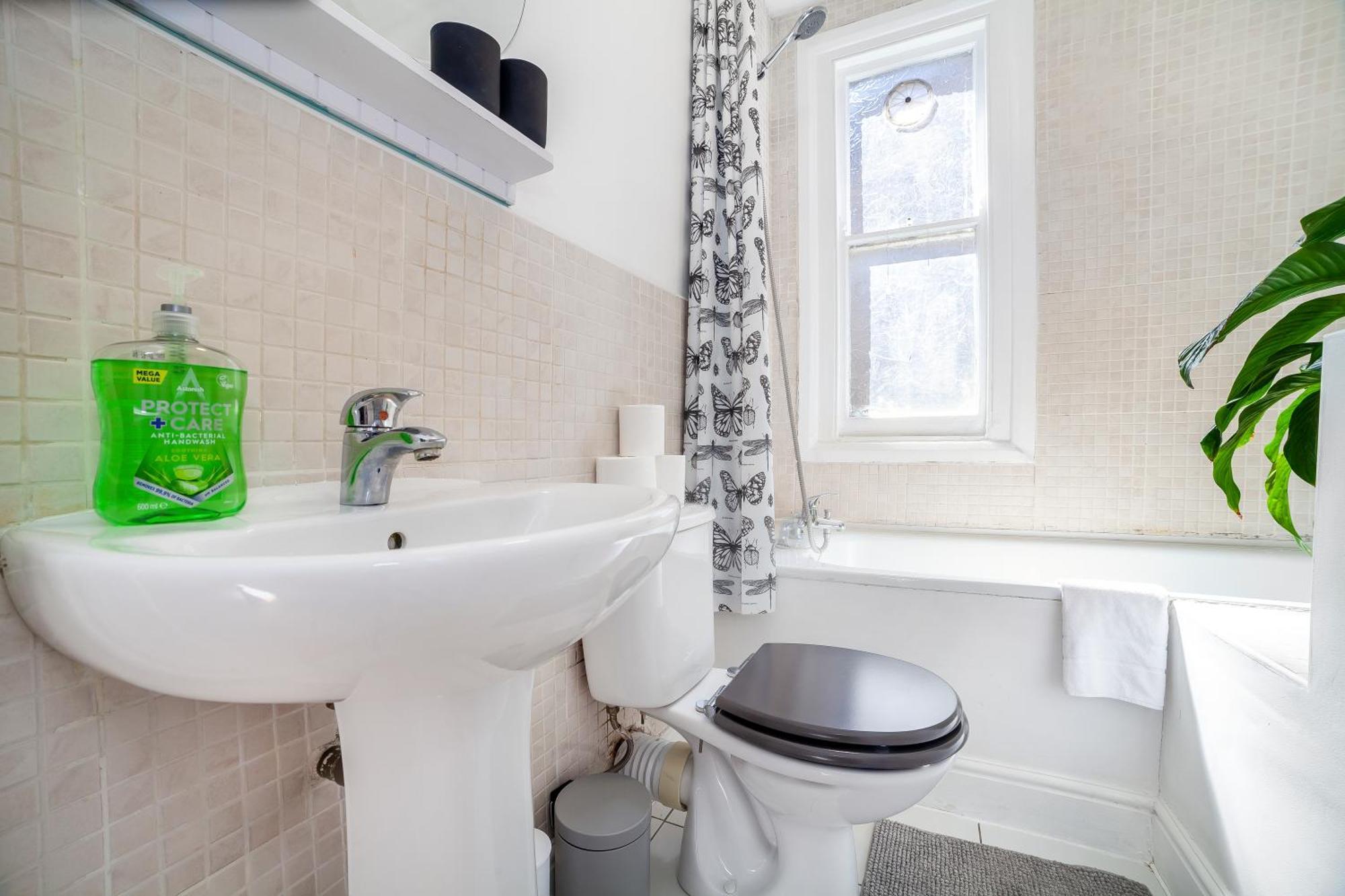 New Listing! Calming 2br Near Park, Herne Hill Appartamento *